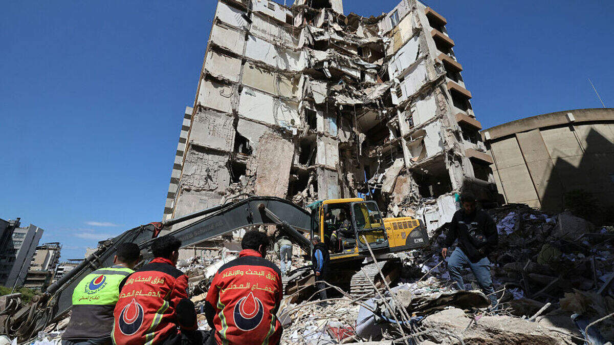 Rescatistas libaneses retiran los escombros en el lugar de un ataque aéreo israelí que tuvo como objetivo un edificio el día anterior en Beirut, Líbano, el jueves 9 de abril de 2026.