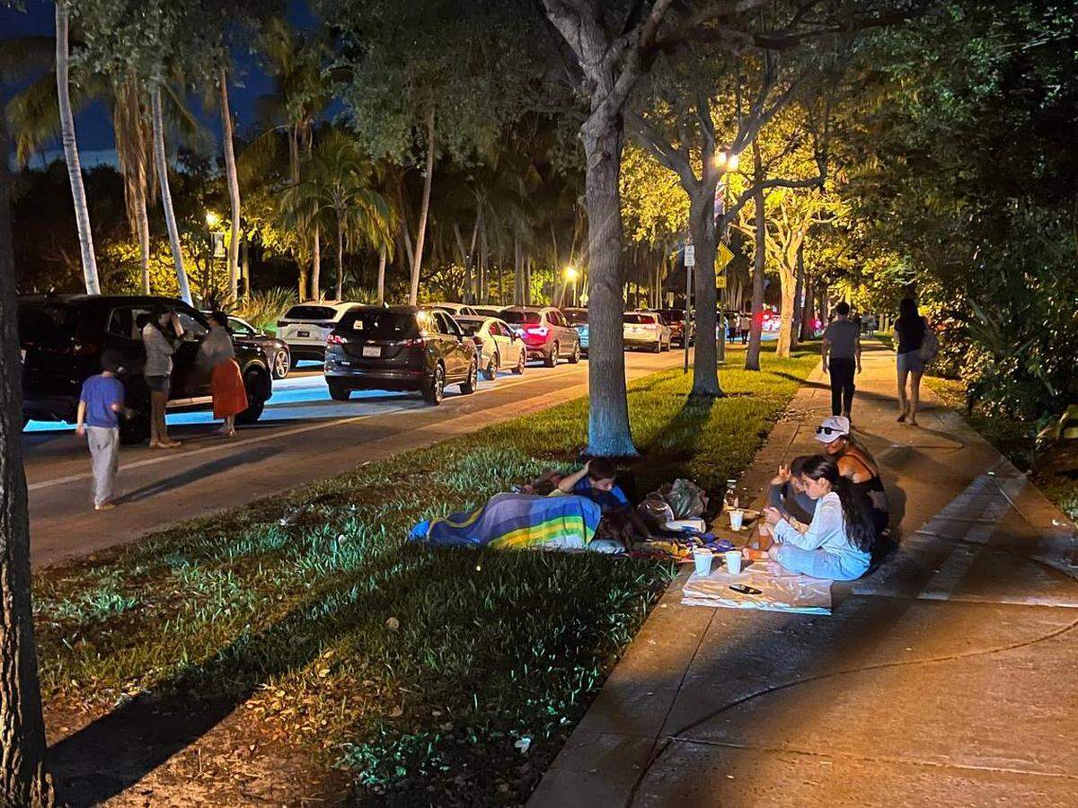 Algunas familias —cansadas de estar sentadas en sus vehículos — decidieron incluso acampar en las aceras.