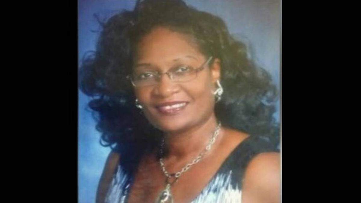 Carol Demmons murió a los 56 años cuando su ex novio entró en el restaurante Golden Corral donde ella trabajaba, le roció gasolina y le prendió fuego. 