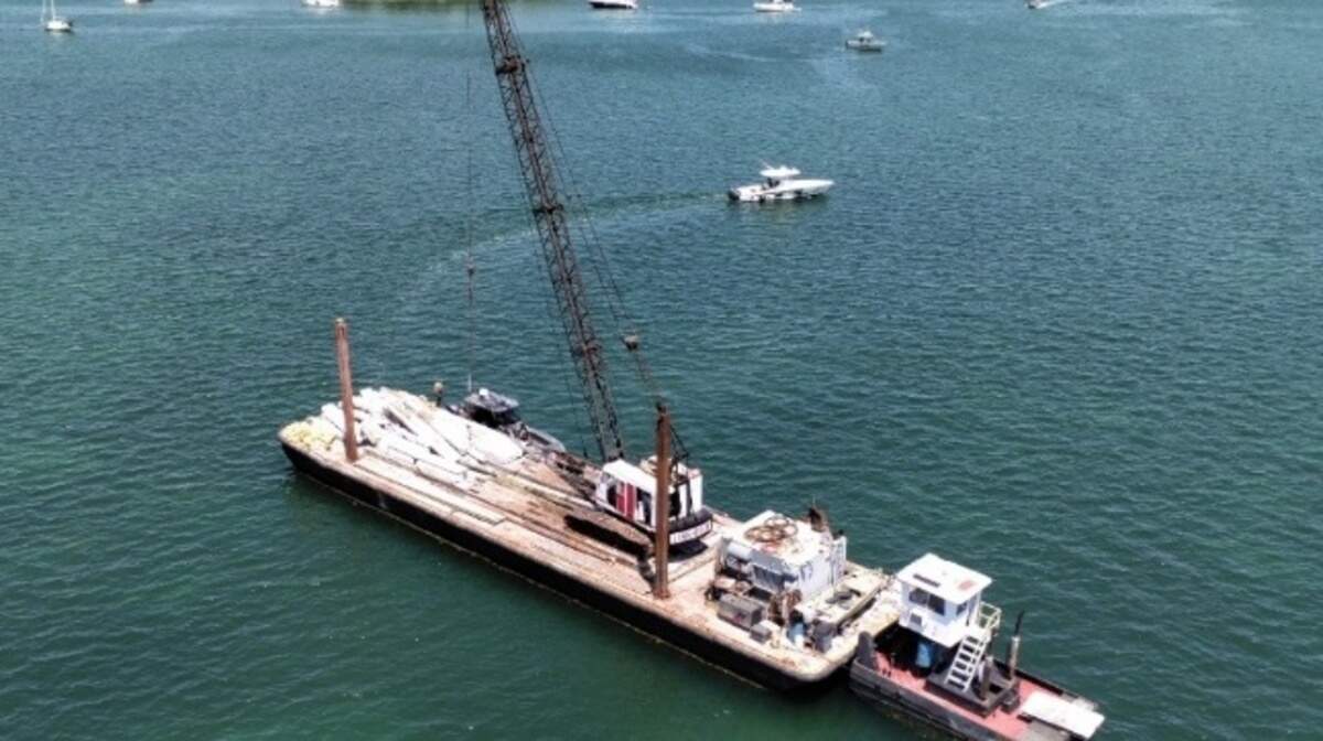 Fiscales federales un cargo contra un capitán de remolcador por un choque en 2025 con un velero de un campamento juvenil en Biscayne Bay que dejó a tres niñas muertas.