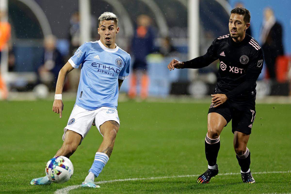 El jugador del New York City Gabriel Pereira (izq.) conduce la pelota ante la marca de Jean Mota, del Inter Miami, en el partido celebrado el 17 de octubre de 2022 en Nueva York.