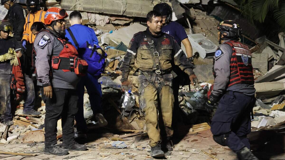 Bomberos y equipos de emergencia buscan víctimas entre los escombros de un edificio derrumbado en Los Palos Grandes, luego de que un terremoto de magnitud 7,2 sacudiera Venezuela y otras regiones del Caribe el 24 de junio de 2026 en Caracas, Venezuela.