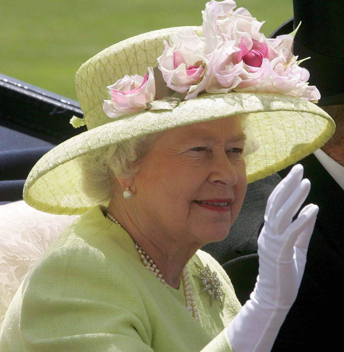 La reina Isabel II de Inglaterra luce una pamela adornada con flores durante el Día de las Damas en las carreras de caballos de Ascot, cerca de Londres, Reino Unido 2006. 
