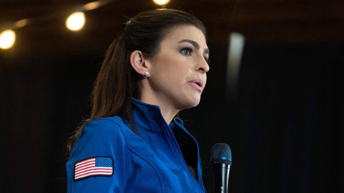 Casey DeSantis habla junto a su hijo Mason DeSantis durante un evento de campaña para su esposo Ron DeSantis, gobernador de Florida y candidato presidencial republicano, en Davenport, Iowa, el 13 de enero de 2023. 