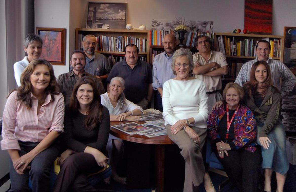 La periodista Gloria Leal (blusa blanca al centro) con el equipo de cultura y entretenimiento de el Nuevo Herald.