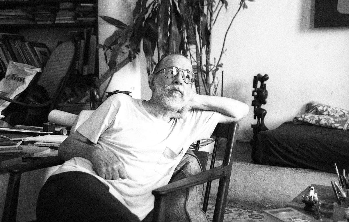 Abelardo Estorino, en la sala de su casa de El Vedado, en La Habana.