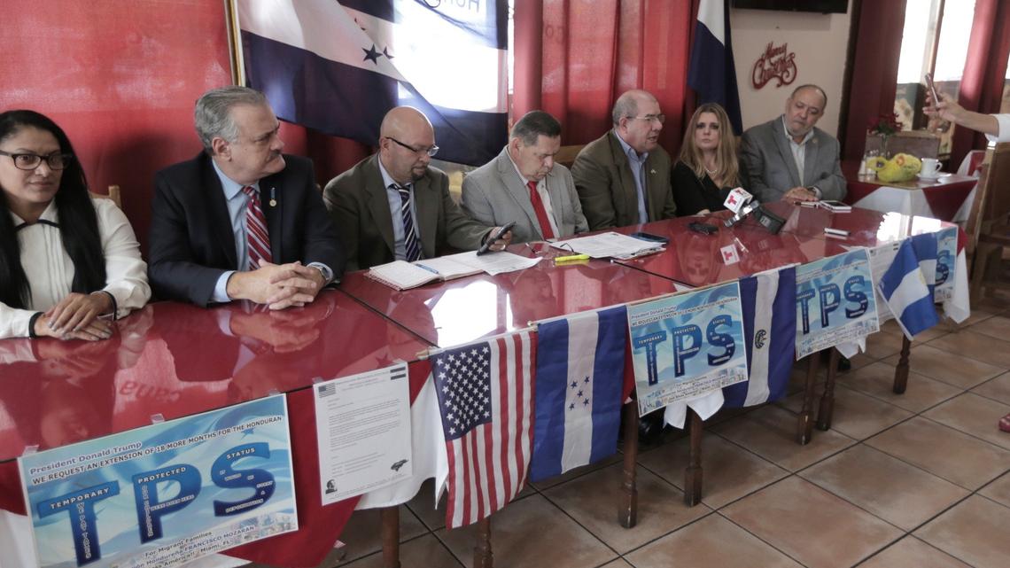 Activistas centroamericanos ofrecen una conferencia de prensa en Miami el 3 de enero de 2019. De izquierda a derecha: Johana Almendares, vocera de la Organización Hondureña Integrada Francisco Morazán,. Benjamín De Yurre de la Coalición Hispana; Pedro García, vicepresidente Fundación Salvadoreña de la Florida; Francisco Portillo, presidente de la Organización Hondureña Integrada Francisco Morazán; Roger Castaño, representante de la Comisión Permanente de los Derechos Humanos (CPDH) de Nicaragua en Miami; Diana Albite, abogada de Inmigración y César Lacayo, activista nicaragüense.
