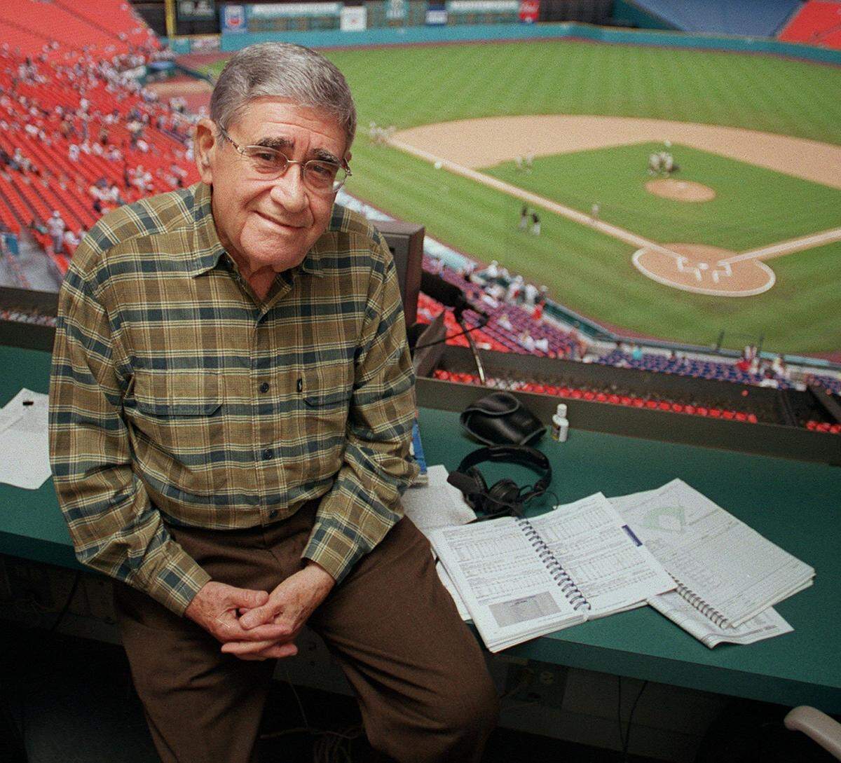 Felo Ramírez en la cabina de transmisión antes del inicio de un juego de los Marlins el 18 de julio de 2001.