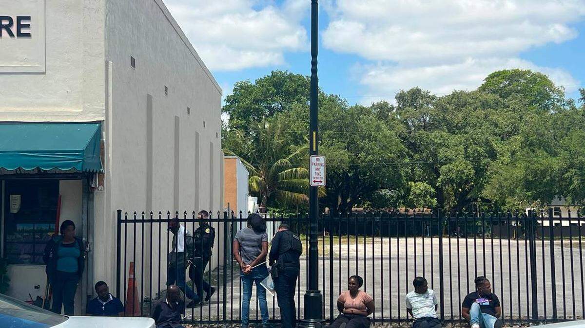 La policía de Miami arresta a varias personas en operativo antidrogas en barbería del Pequeño Haití el miércoles 30 de abril de 2025. 