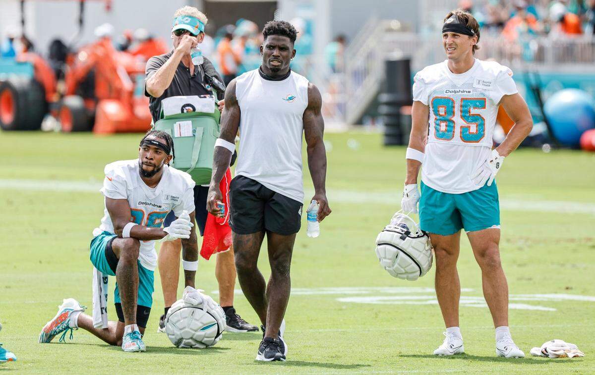 El jugador de los Dolphins Tyreek Hill (centro) camina durante una práctica del equipo celebrada el 28 de julio de 2024 en Miami Gardens.