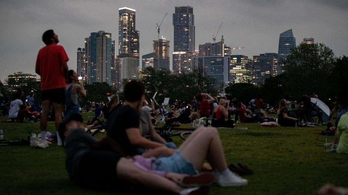 Mas de mil personas se reúnen en el Parque Zilker en Austin, Texas, para ver el eclipse solar, el lunes 8 de abril de 2024.