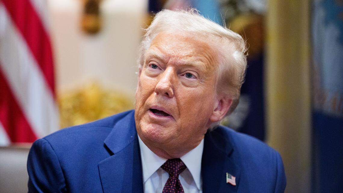 El presidente de Estados Unidos, Donald J. Trump, participa en una reunión del Gabinete en la Sala del Gabinete de la Casa Blanca en Washington, DC, EE. UU., el martes 26 de agosto de 2025.