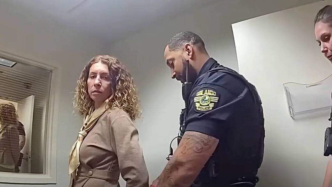 Madre de Florida es arrestada al regresar de Las Vegas por dejar solos a sus cuatro hijos