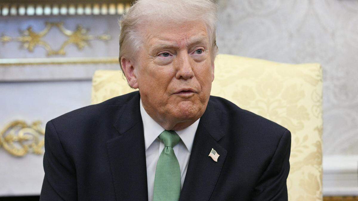 El presidente de Estados Unidos, Donald Trump, habla durante una reunión bilateral con el Taoiseach (primer ministro) de Irlanda, Micheál Martin, en el Despacho Oval de la Casa Blanca en Washington, DC, el 17 de marzo de 2026.