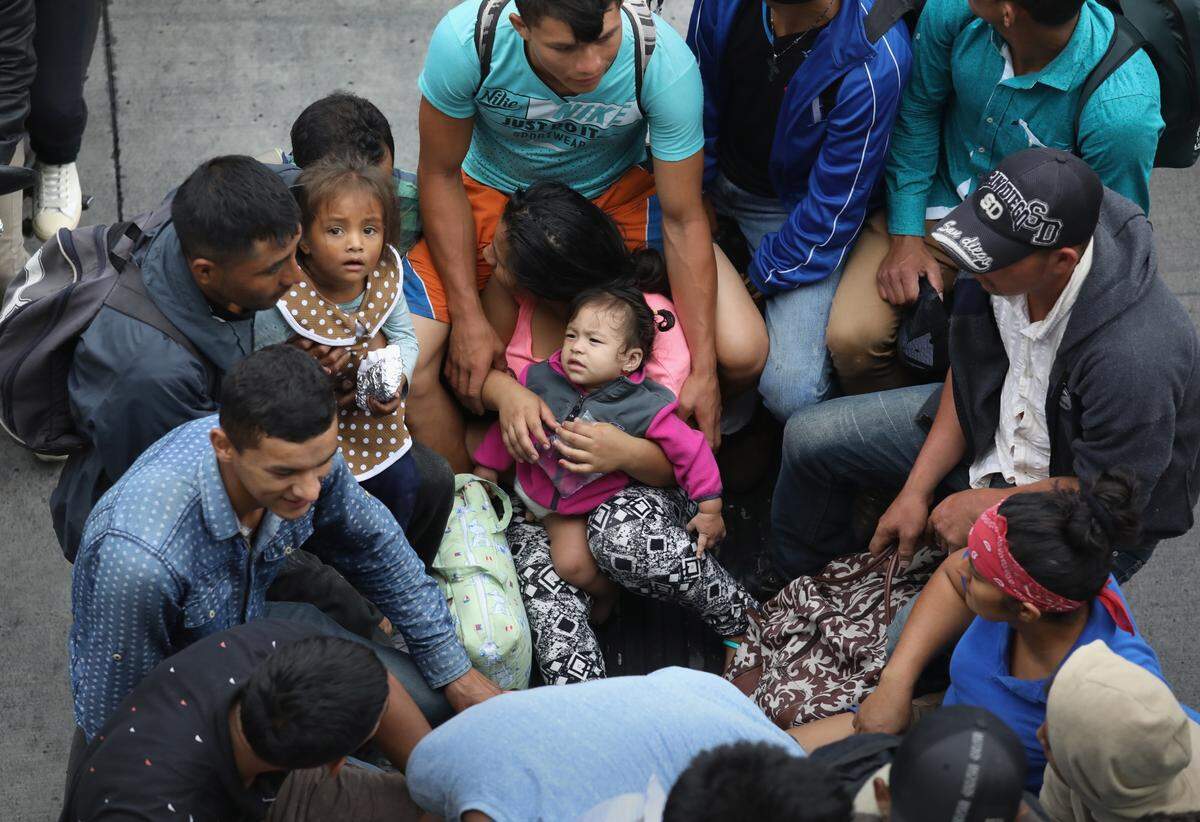 Varios migrantes se desplazan en una caravana hacia la frontera con México, que tiene por destino final la frontera con Estados Unidos, en una imagen del 18 de octubre del 2018, en La Ciudad de Guatemala.