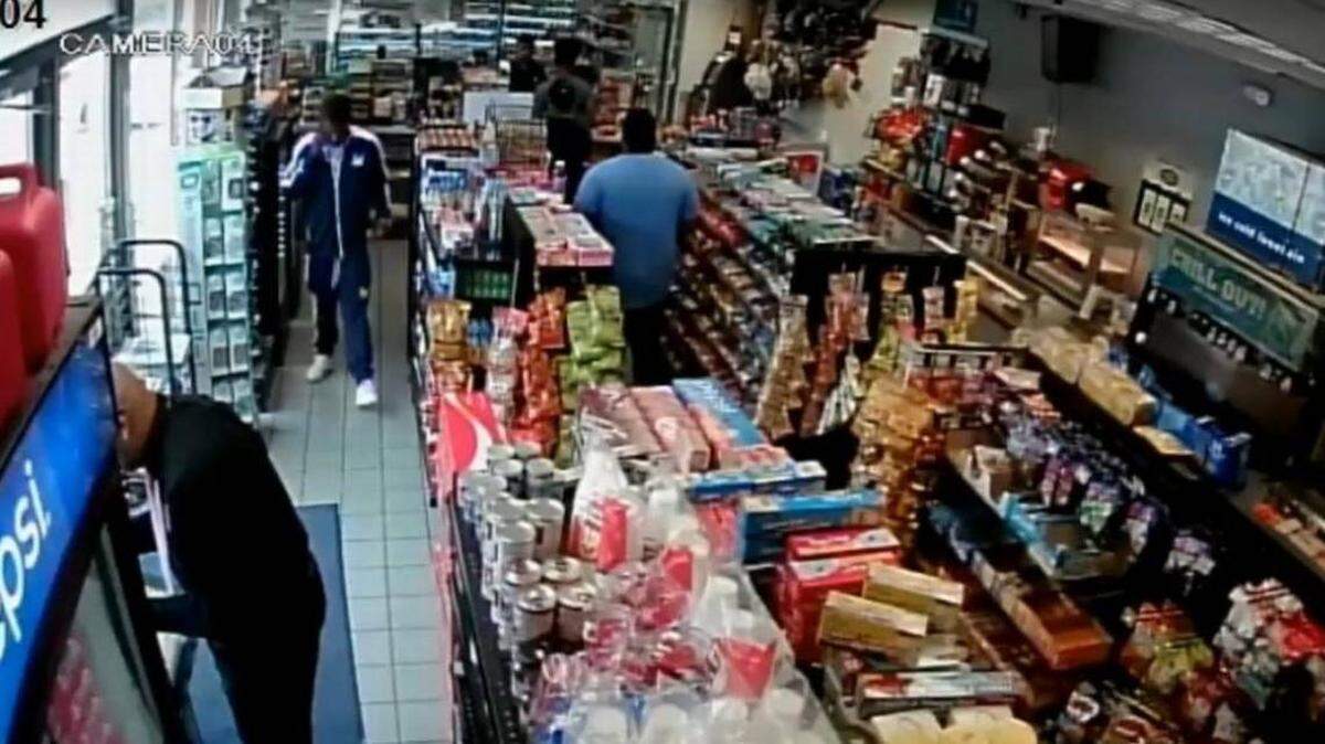 La Oficina del Sheriff de Broward está buscando a un hombre que los detectives dicen que disparó a una mujer durante una venta de iPhone en North Lauderdale. 