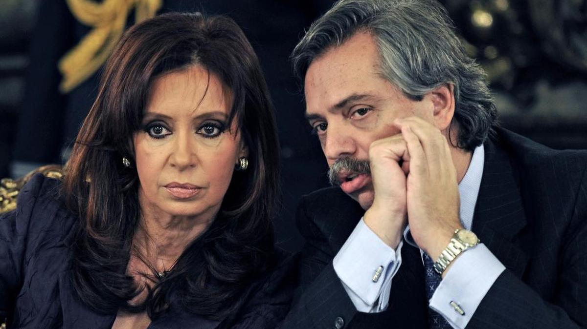 En esta foto de archivo tomada el 31 de marzo de 2008, la presidenta argentina, Cristina Fernández de Kirchner escucha al entonces jefe de gabinete, Alberto Fernández, antes de hablar sobre la huelga del agricultor contra la política tributaria agrícola oficial en Buenos Aires.