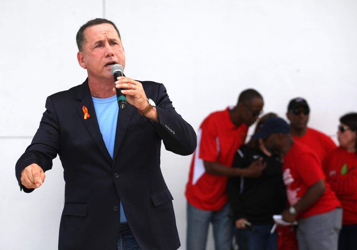 El candidato a gobernador Philip Levine habla en un mitin en Miami Gardens junto con otros demócratas en 2018.