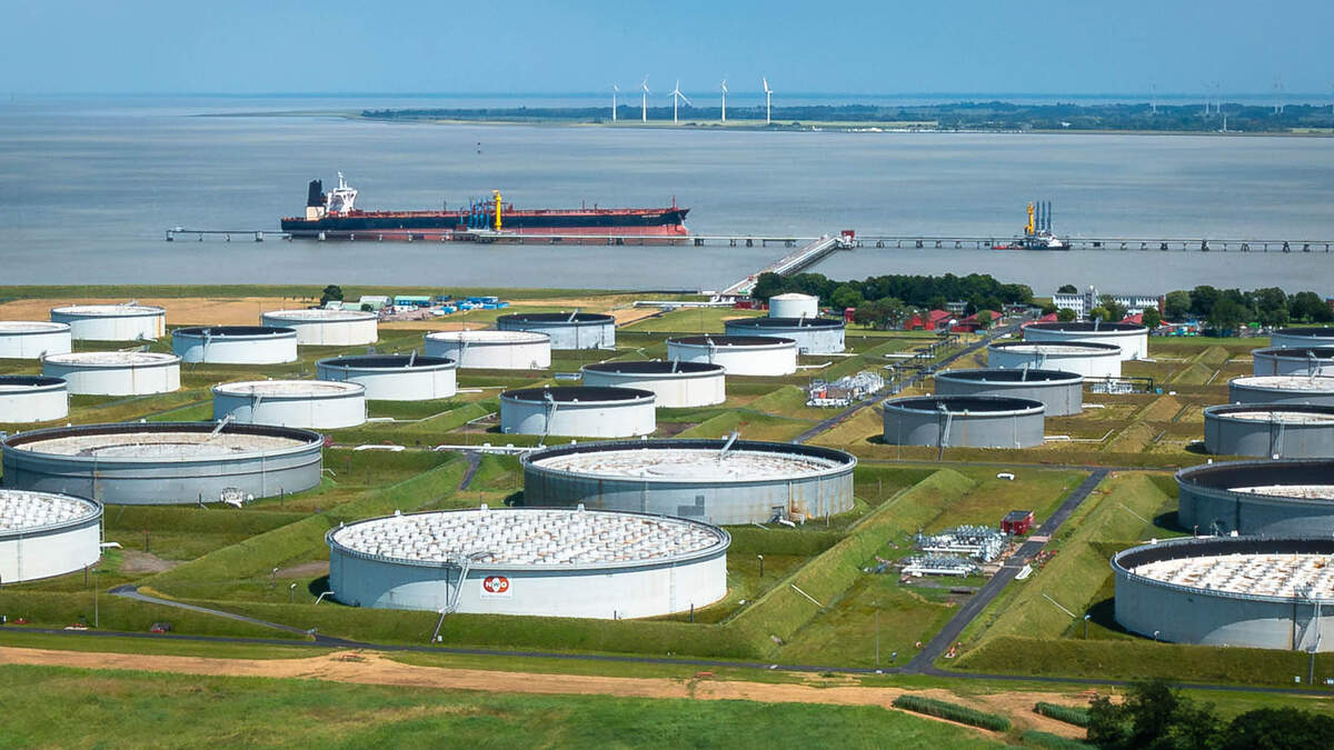 Un petrolero está anclado en el puente de descarga de petroleros en Wilhelmshaven, en el noroeste de Alemania, el lunes 23 de junio de 2025. Si se cierra el Estrecho de Ormuz por el conflicto con Irán, las importaciones de petróleo y gas podrían verse sometidas a presión a nivel mundial, con posibles consecuencias para los precios de la energía.