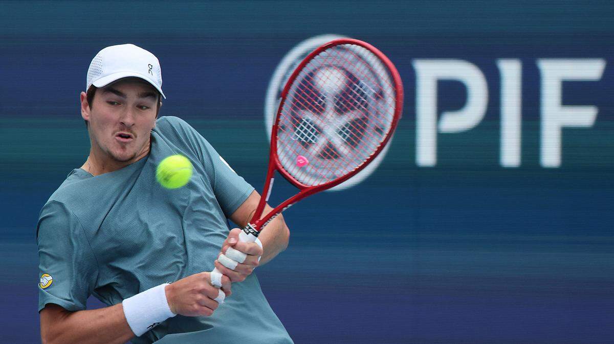 El tenista brasileño Joao Fonseca devuelve una pelota ante el húngaro Fabian Marozsan, en el partido de la primera ronda del Miami Open celebrado el 19 de marzo de 2026 en Miami Gardens, Florida. 