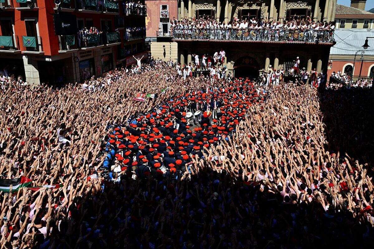 La banda municipal de música “La Pamplonesa” actúa durante el “Chupinazo” (lanzamiento del cohete) que marca el inicio oficial de las fiestas de San Fermín, en la Plaza Consistorial, frente al Ayuntamiento de Pamplona (norte de España), el 6 de julio de 2026.