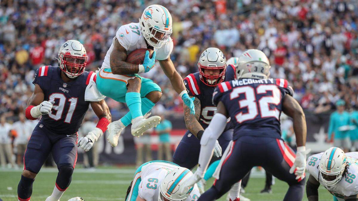 El running back de los Dolphins Myles Gaskin salta en una jugada en el primer cuarto del partido ante los Patriots, el 12 de septiembre de 2021 en el Gillette Stadium en Foxborough, Massachusetts.