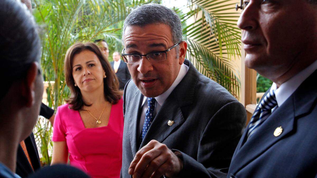 Mauricio Funes, presidente de El Salvador, responde preguntas de los periodistas durante la Conferencia de las Américas, en Coral Gables, Florida, en esta foto de archivo del 14 de septiembre de 2014. Funes falleció a los 65 años el miércoles, 22 de enero de 2025, en Nicaragua, en donde se refugió tras ser acusado de corrupción.
