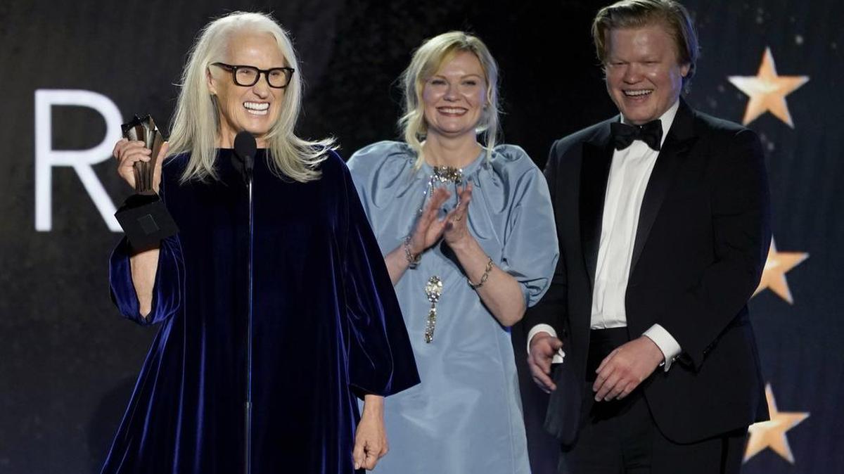 Jane Campion, de izquierda a derecha, Kristen Dunst y Jesse Plemons aceptan el premio a la mejor película por "The Power of the Dog" en la 27ª entrega anual de los Critics Choice Awards el domingo 13 de marzo de 2022 en el Fairmont Century Plaza Hotel en Los Ángeles. Ángeles. (Foto AP/Chris Pizzello)