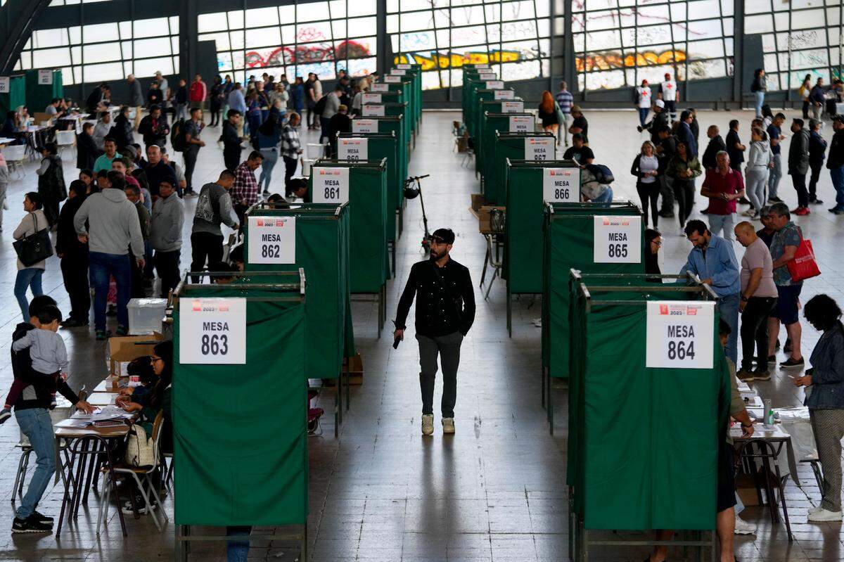 Los votantes hacen fila en un colegio electoral en Santiago, Chile, el domingo 17 de diciembre de 2023. Por segunda vez en varios años, los chilenos votan en un referéndum sobre si reemplazar o no la Constitución actual que se remonta a la dictadura militar del general Augusto Pinochet.