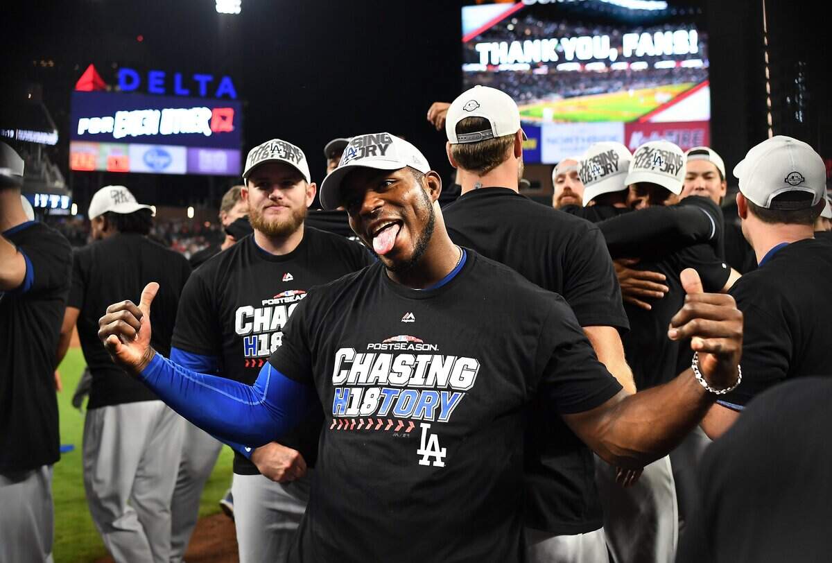 YASIEL PUIG celebra tras el triunfo de los Dodgers sobre los Bravos el 8 de octubre del 2018.