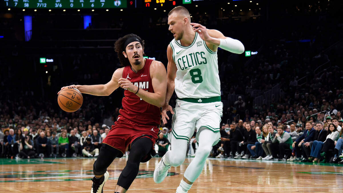 El jugador del Heat de Miami Jaime Jáquez Jr. (izq.) trata de pasar la marca de Kristaps Porzingis, de los Celtics, en el partido celebrado el 21 de abril de 2024 en Boston.