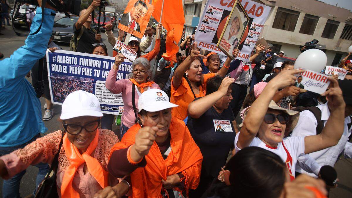 Foto de archivo. Partidarios del fallecido expresidente peruano Alberto Fujimori esperan a las afueras de la prisión de Bordillos su liberación, el 6 de diciembre de 2023 en Lima, Perú.