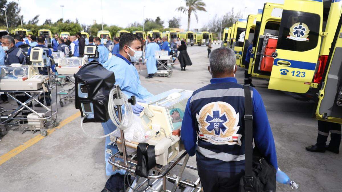 Especialistas médicos trasladan a un bebé prematuro de la Franja de Gaza al lado egipcio del cruce fronterizo de Rafah, el lunes 20 de noviembre de 2023. Egipto recibió 28 bebés prematuros enviados desde el Hospital Shifa, el más grande de la Franja de Gaza. Rafah es el único cruce fronterizo entre Gaza y Egipto.