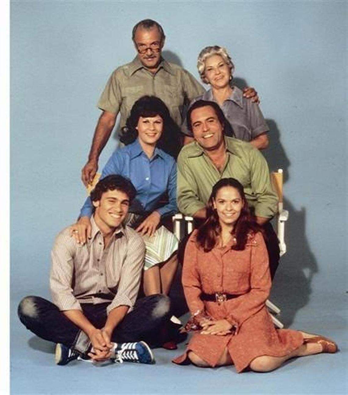 Elenco de ‘¿Qué pasa, USA?’ (sentados) Manolo Villaverde y Ana Margarita Martínez Casado, (en el piso) Ana Margo y Steven Bauer (de pie) Velia Martínez y Luis Oquendo.