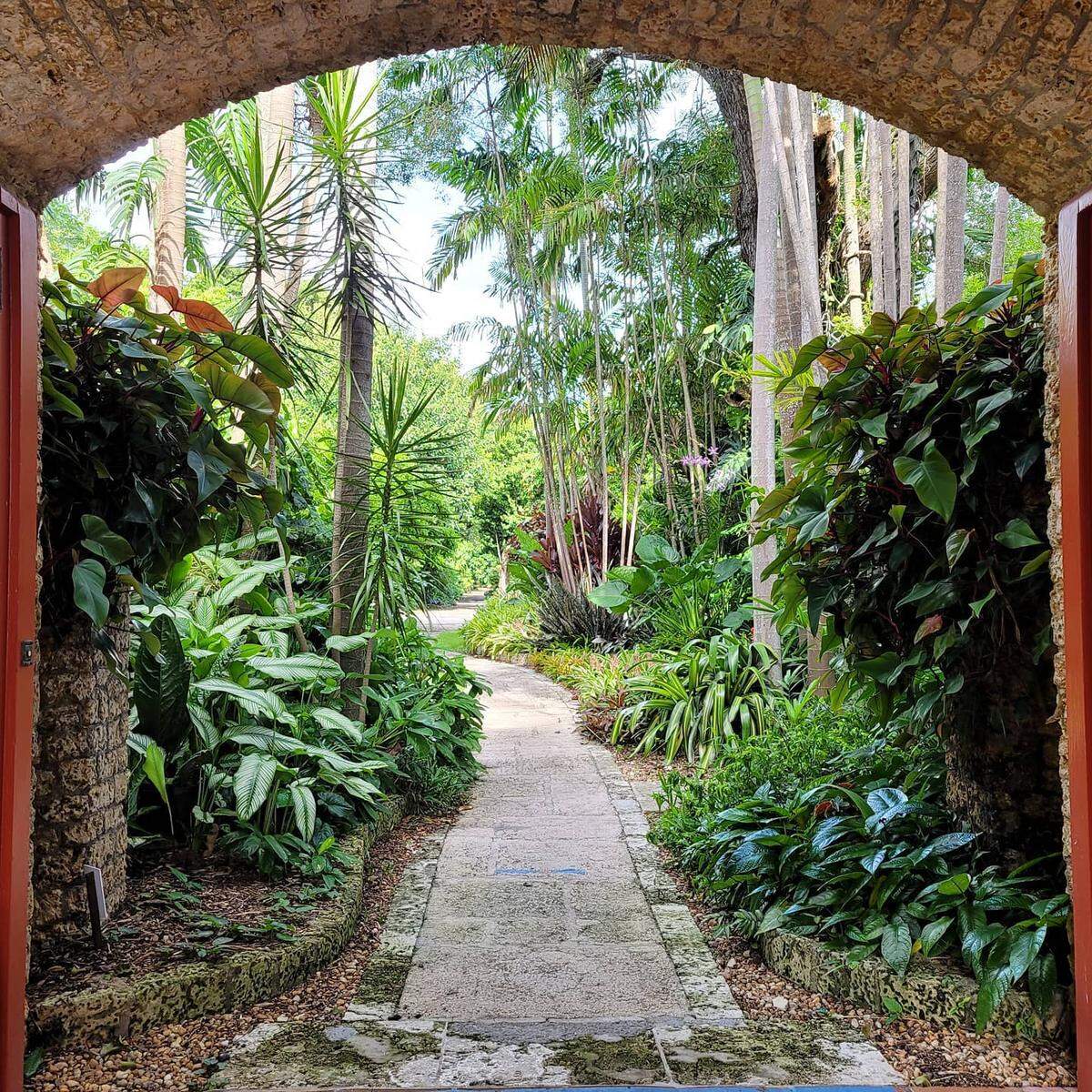 The Kampong, en el National Tropical Botanical Garden, está ubicado en Coconut Grove, frente a las aguas cristalinas de la Bahía de Biscayne.