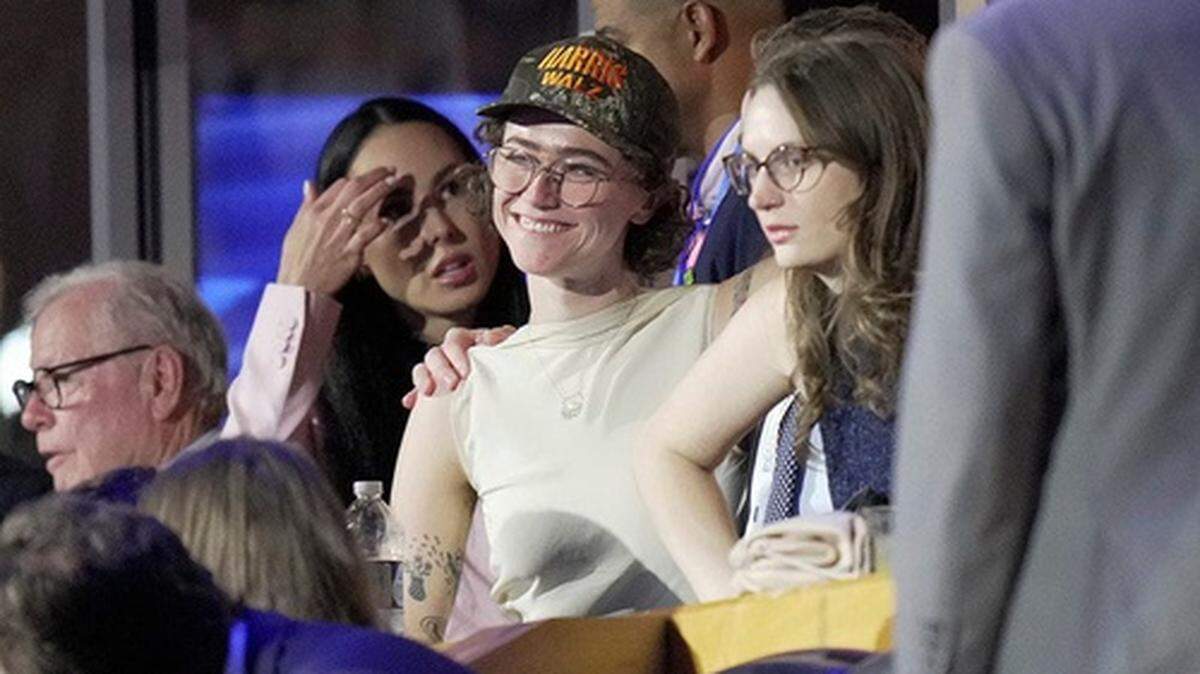 Ella Emhoff, hija de Doug Emhoff, el esposo de la vicepresidenta Kamala Harris, es vista usando una gorra camuflada de Harris-Walz durante la Convención Nacional Demócrata, en Chicago, el lunes 19 de agosto de 2024.