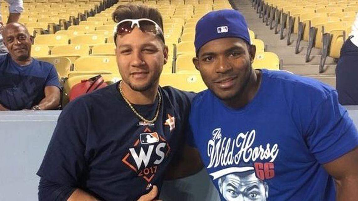 YULI GURRIEL y Yasiel Puig (der.) durante la pasada Serie Mundial ganada por los Astros.