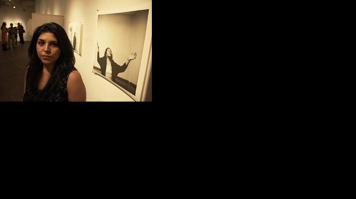LA FOTOGRAFA Zonia Zena posa junto a una de sus obras durante la inauguración de su primera exposición sola en la galería de la NWSA en el centro de Miami.
