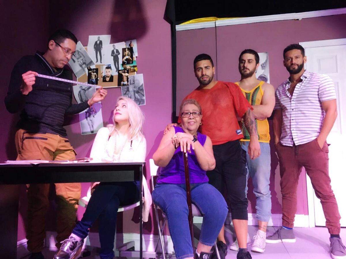 El escritor y director César Mite (primero de la izq) junto los actores del Grupo Escena durante un ensayo de "Pasarela para hombres"
