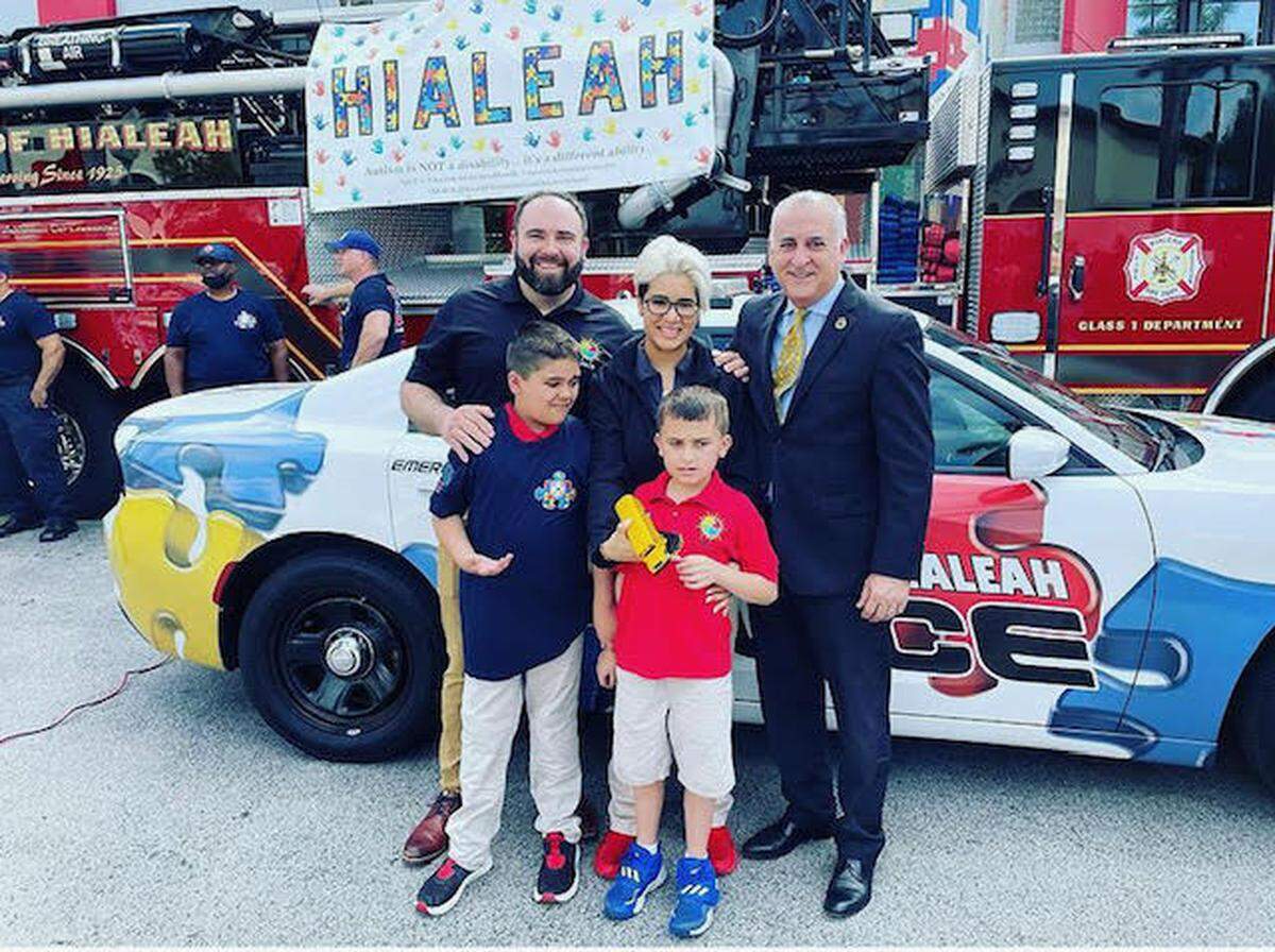 Familia con dos hijos con el espectro autista acudieron a la convocatoria de prensa de la alcaldía de Hialeah para hablar sobre la concietización de la condición