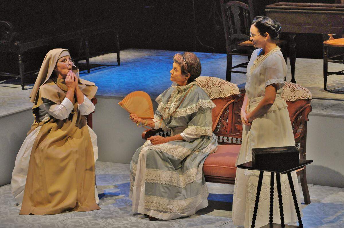 Una escena de ‘Bayamesa’ con (desde la izq.): Alina Interián, Marilyn Romero y Yani Martin.