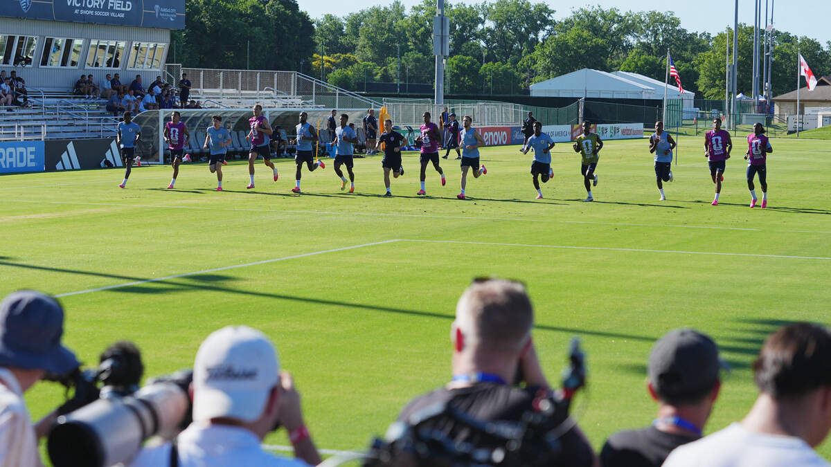 Los jugadores de la selección de Inglaterra realizan una práctica abierta al público, el sábado 13 de junio de 2026, en Kansas City, Missouri.