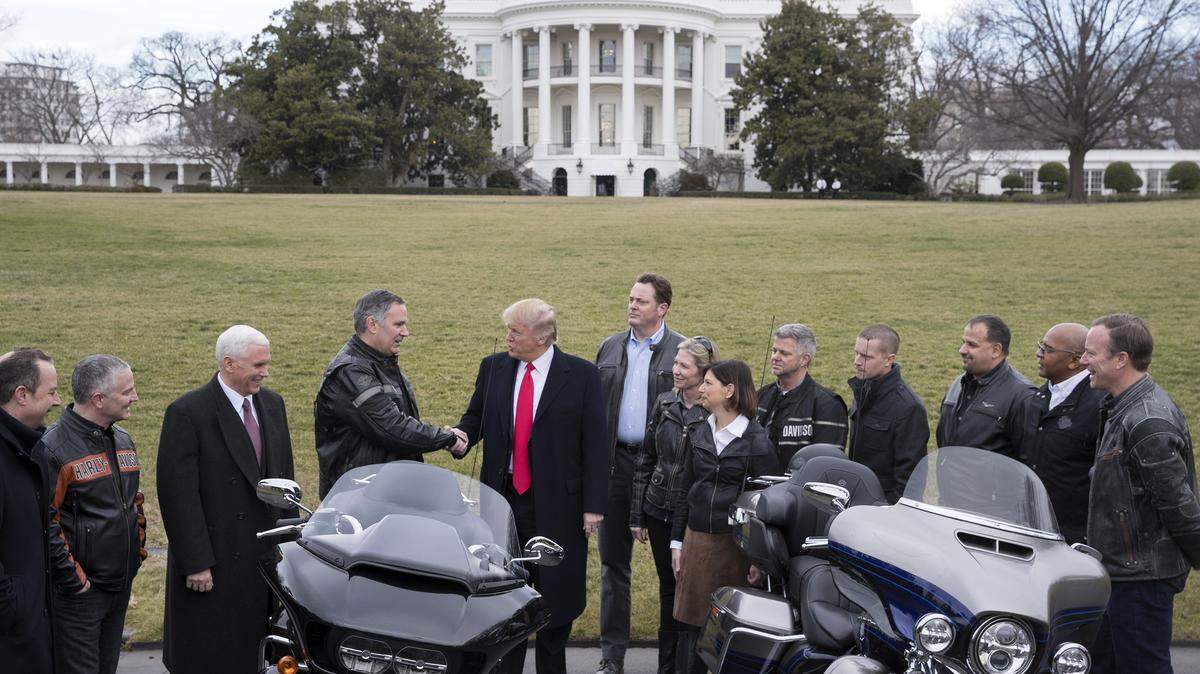 El presidente Donald Trump estrecha la mano a Matt Levatich, el presidente ejecutivo de Harley-Davidson, durante un evento en la Casa Blanca el 2 de febrero del 2017.