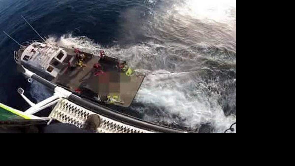 Un equipo de rescate ayuda a un hombre después de que su barco se hundió a unas tres millas al este de Boca Chita Key.