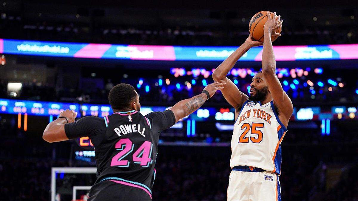 NEW YORK, NEW YORK - DECEMBER 21: Mikal Bridges #25 of the New York Knicks shoots over Norman Powell #24 of the Miami Heat in the first half at Madison Square Garden on December 21, 2025 in New York City. NOTE TO USER: User expressly acknowledges and agrees that, by downloading and or using this photograph, User is consenting to the terms and conditions of the Getty Images License Agreement. (Photo by Evan Bernstein/Getty Images)