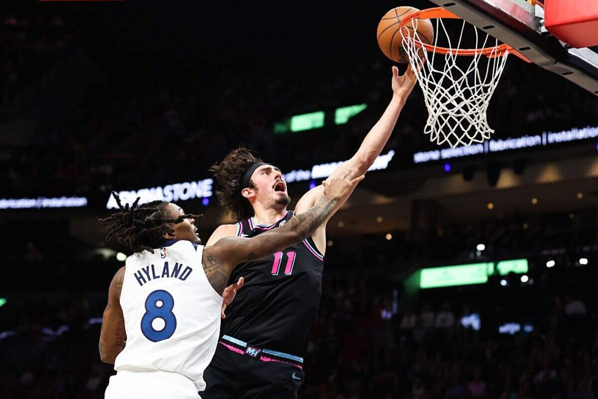 El jugador del Heat Jaime Jáquez Jr. entra al aro ante la marca de Bones Hyland, de los Timberwolves de Minnesota, en el partido celebrado el 3 de enero de 2026 en Miami.