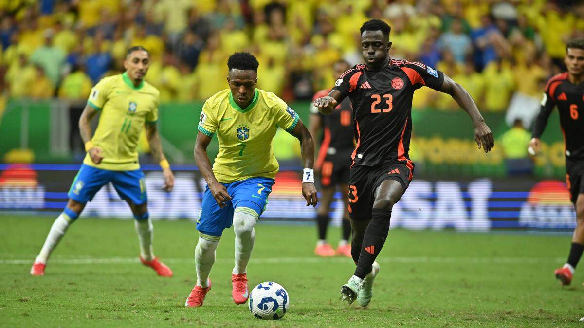 Con un golazo de Vinicius Jr. (izq.) en el tiempo de descuento, Brasil venció 2-1 a Colombia este jueves en Brasilia y ganó una nueva vida en la eliminatoria sudamericana para el Mundial 2026.