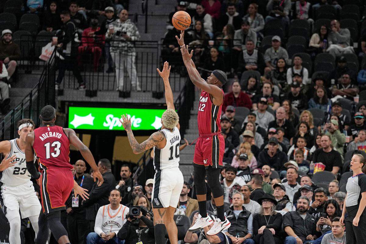 El jugador del Heat de Miami Jimmy Butler tira al aro ante la marca de de Jeremy Sochan, de los Spurs, en el partido celebrado el 12 de noviembre de 2023 en San Antonio.