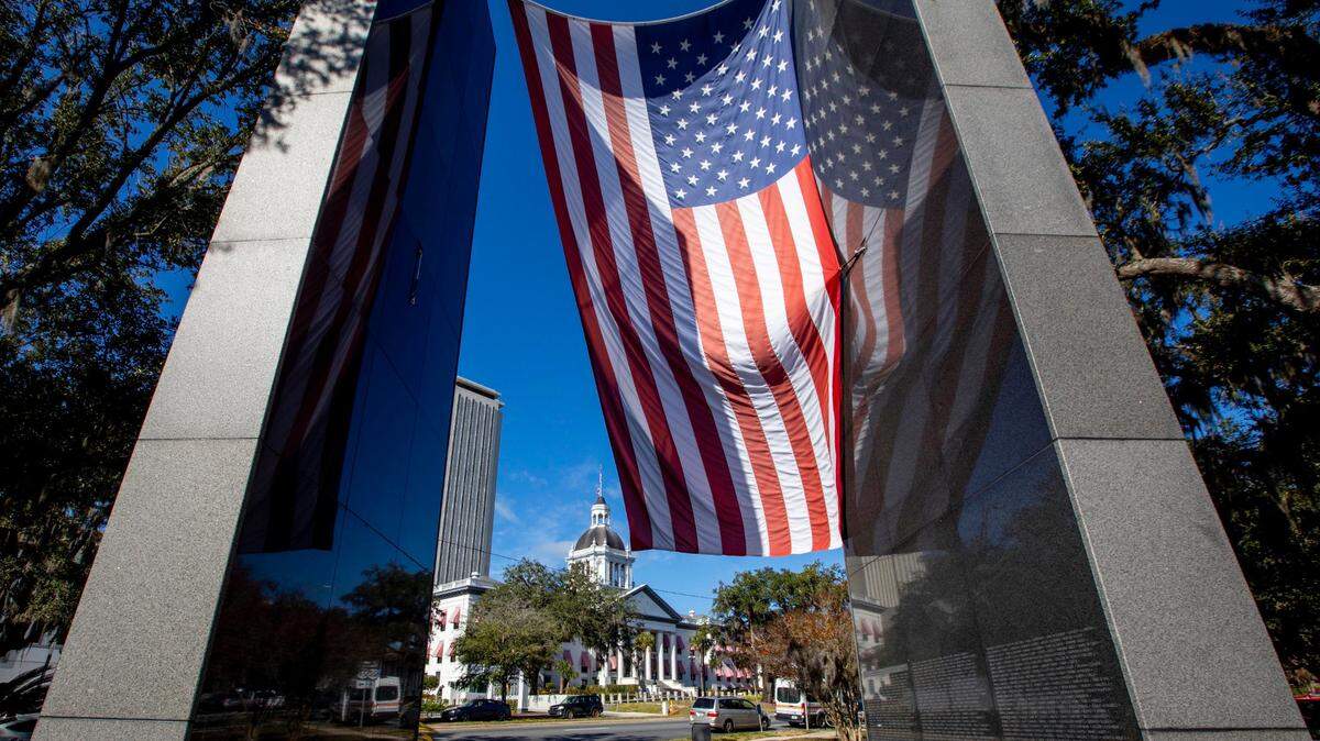 Vista del Complejo del Capitolio desde el Monumento a los Veteranos de Vietnam de la Florida, frente al Capitolio Histórico en Tallahassee, la Florida, el 14 de diciembre de 2020.