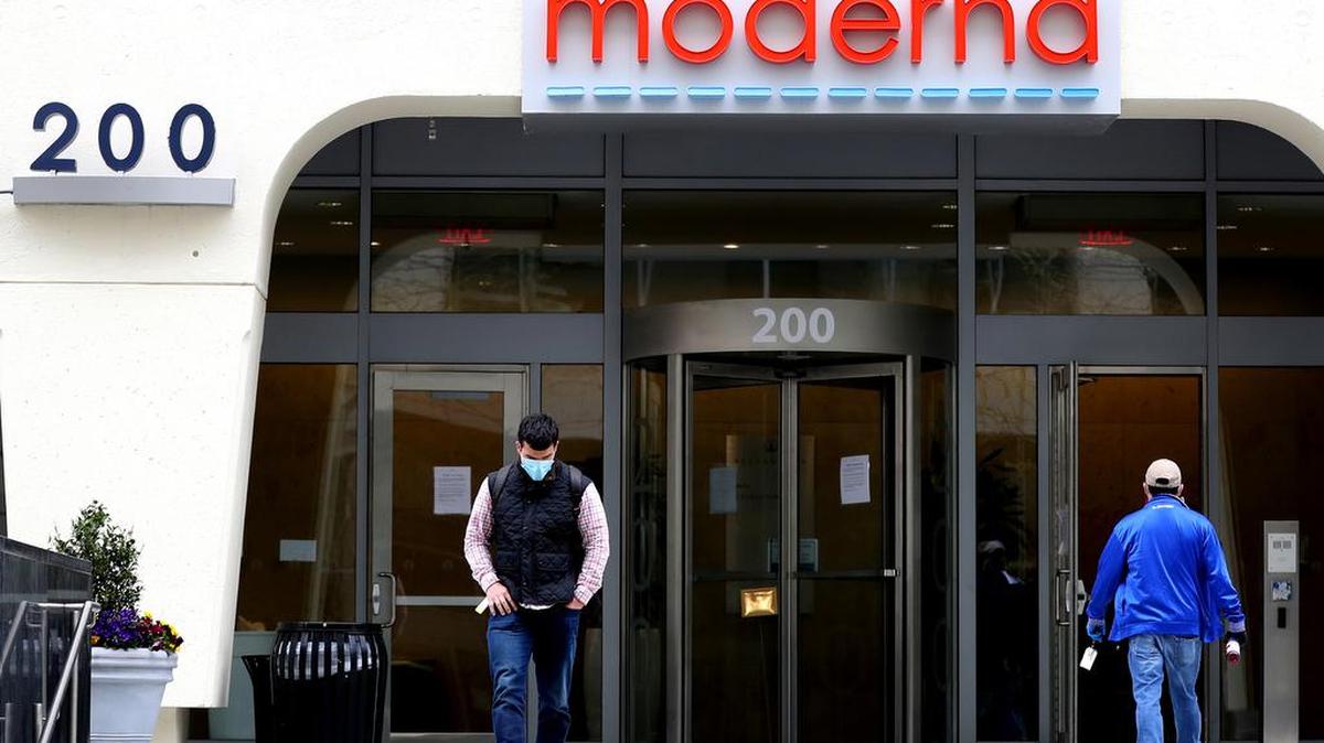 Vista de la sede de Moderna el 8 de mayo de 2020 en Cambridge, Massachusetts. El ensayo de fase tres de Moderna para una vacuna contra el coronavirus, que debía comenzar la próxima semana, se retrasó. (Maddie Meyer/Getty Images/TNS)